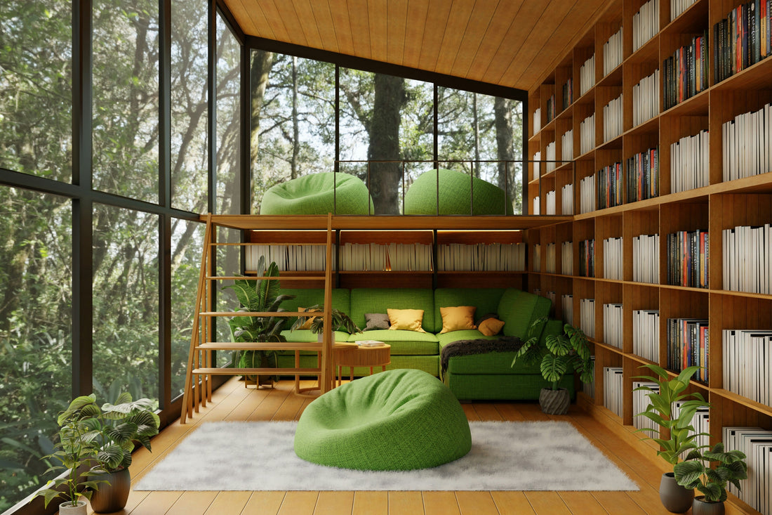 Nowoczesny kącik do czytania z dużymi oknami na las, zieloną sofą i zieloną pufą na dywanie, otoczony regałami pełnymi książek.