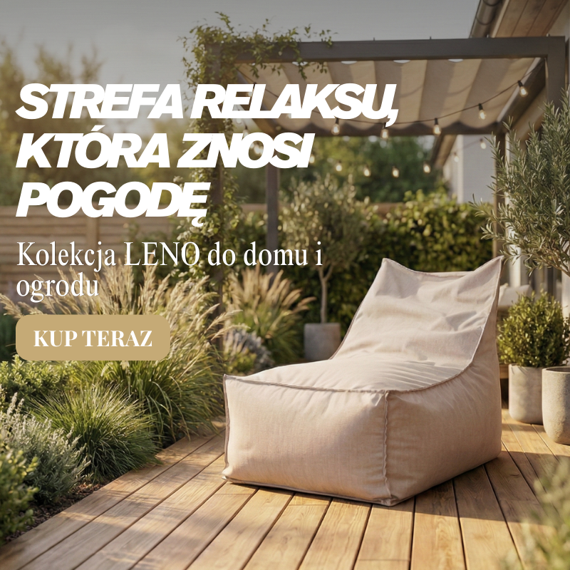 Baner kolekcji LENO: beżowa pufa-leżanka na drewnianym tarasie w ogrodzie, w tle pergola z lampkami i rośliny.