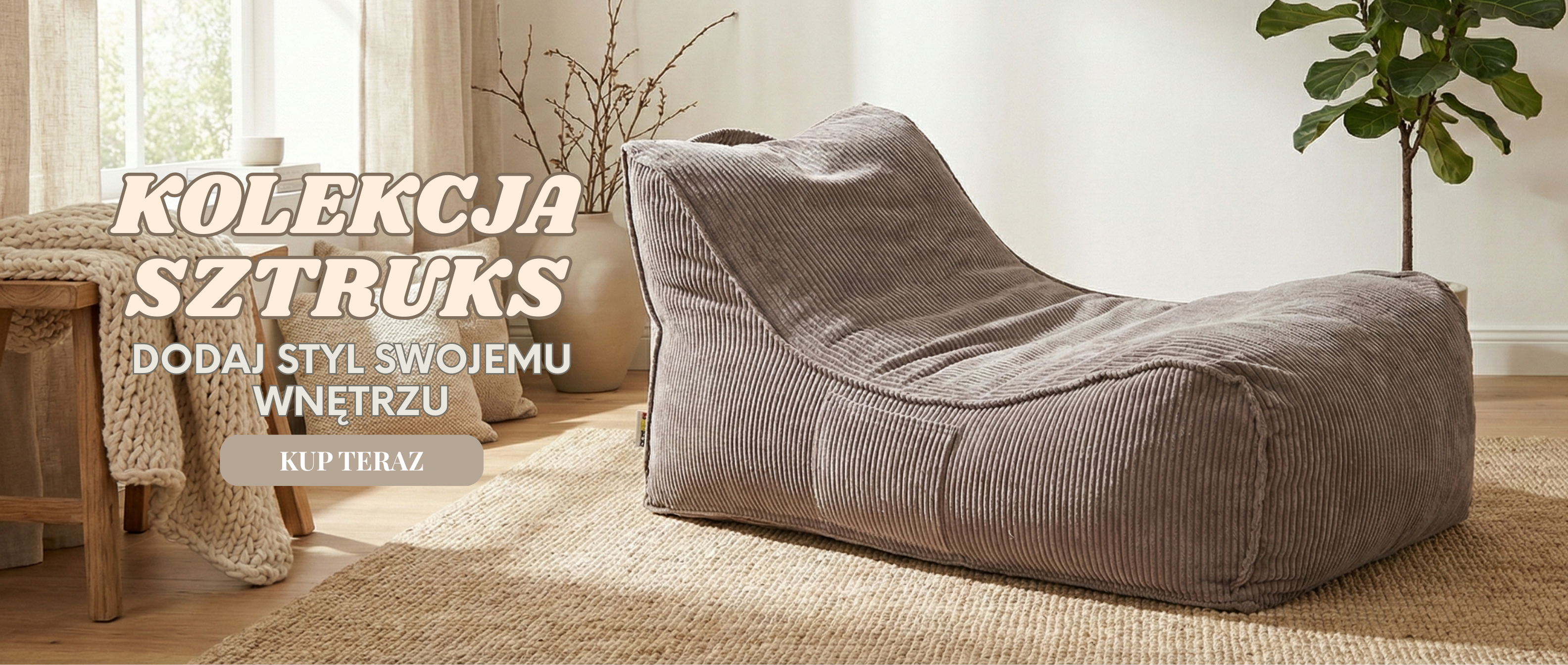 Szeroki baner kolekcji SZTRUKS: duża jasno brązowa leżanka z prążkowanego materiału sztruksowego w przytulnym wnętrzu, z roślinami i tekstem promocyjnym.