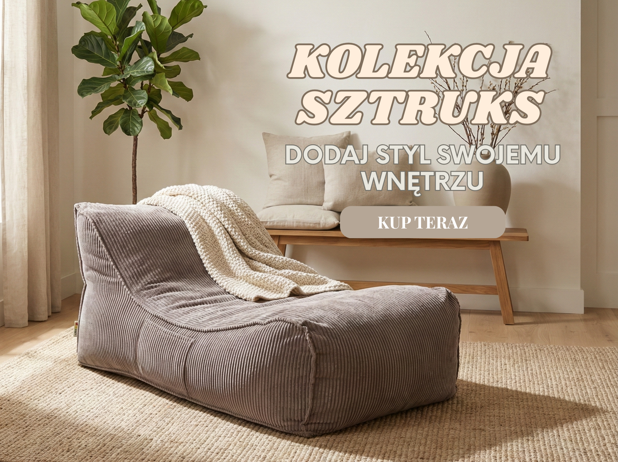 Baner kolekcji SZTRUKS: jasno brązowa prążkowana, sztruksowa leżanka w jasnym salonie, z kocem i rośliną w donicy, przycisk ‘Kup teraz’.