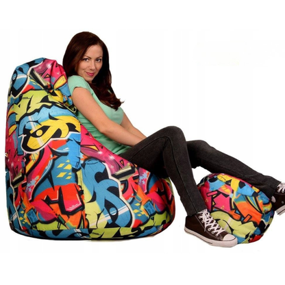 Zestaw Fotel + Pufa we wzorze w kolorowe grafitti. Wykonany z tkaniny drukowanej i wypełnione granulatem styropianowym.