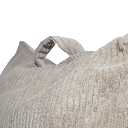 Sztruksowa rączka fotela LENO w kolorze beżowym. 