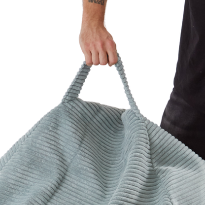 Prążkowana, sztruksowa rączka fotela- poduchy w kolorze błękitnym. 