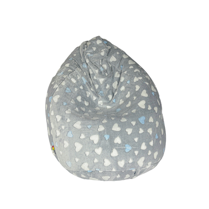 Miękki i puszysty fotel wypchany granulatem w niebiesko-białe serca, wykonany z tkaniny pluszowej.