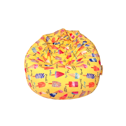 Żółty, dziecięcy fotel worek sako wypchany granulatem we wzór z różnokolorowymi lodami.