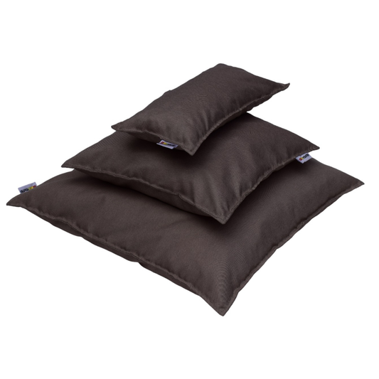 Zestaw wodoodpornych poduszek w różnych rozmiarach, z tkaniny imitującej len.