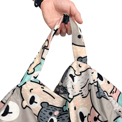 Rączka dziecięcego fotela we wzór w różnokolorowe misie.